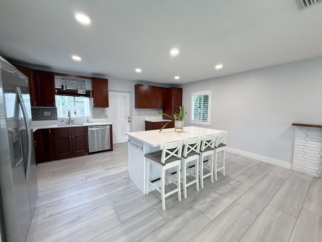320 NE 60th Street, Oakland Park, FL 33334