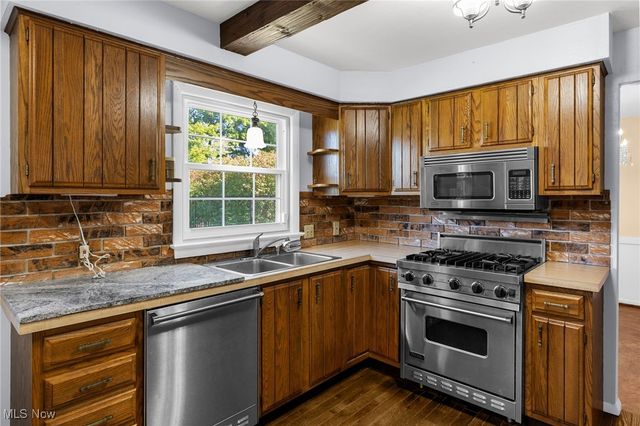 6137 Acatello Place, Poland, OH 44514