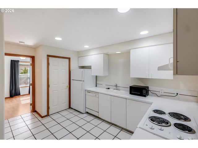 14134 E BURNSIDE St 2, Portland, OR 97233