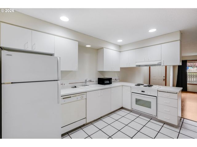 14134 E BURNSIDE St 2, Portland, OR 97233