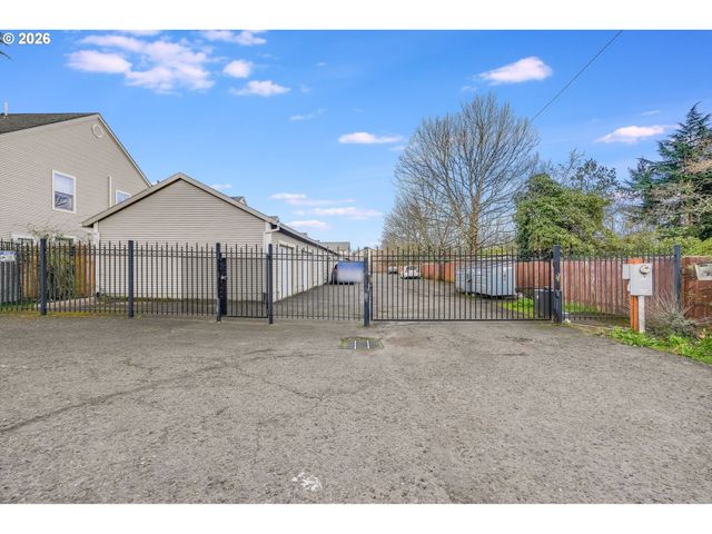 14134 E BURNSIDE St 2, Portland, OR 97233