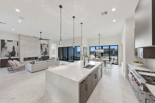 1676 E CREEK CANYON Road, Phoenix, AZ 85086