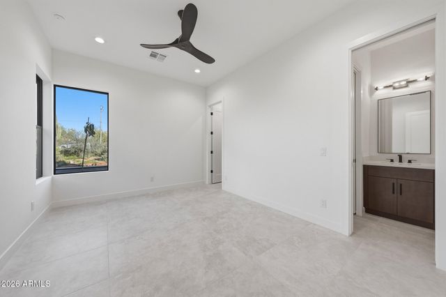 1676 E CREEK CANYON Road, Phoenix, AZ 85086