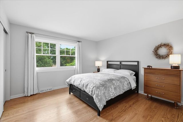 1006 Meadowlark Lane, Glenview, IL 60025