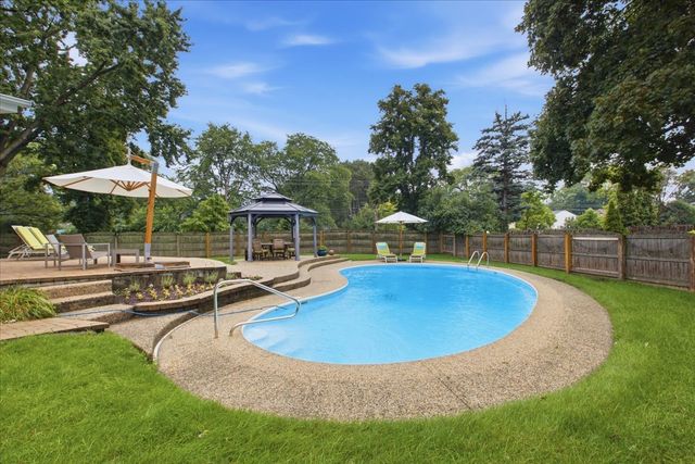 1006 Meadowlark Lane, Glenview, IL 60025