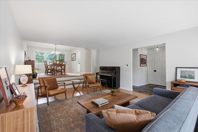 1006 Meadowlark Lane, Glenview, IL 60025