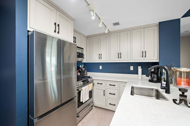 8161 33rd Avenue S 508, Bloomington, MN 55425