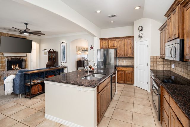 634 Half Moon Way, Runaway Bay, TX 76426