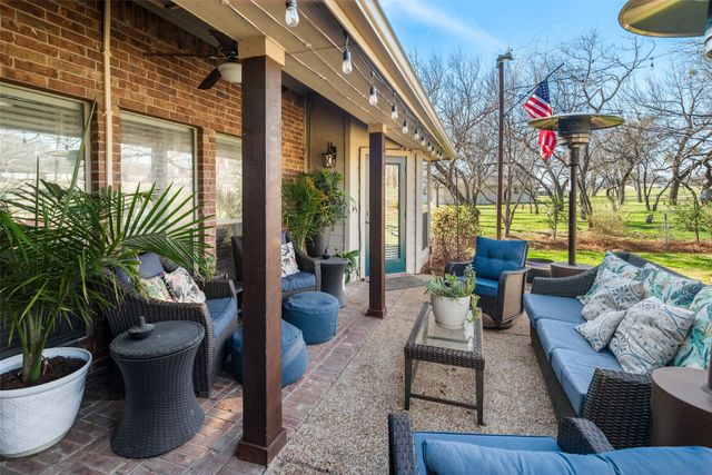 634 Half Moon Way, Runaway Bay, TX 76426