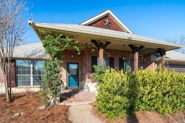 634 Half Moon Way, Runaway Bay, TX 76426