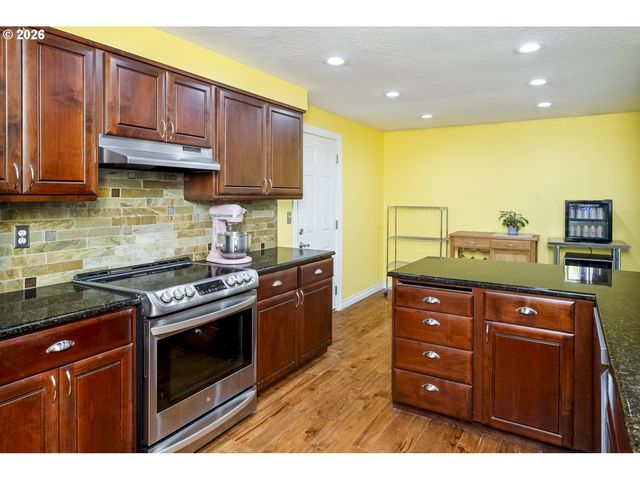 1370 Se EASTWOOD Ct, Milwaukie, OR 97267