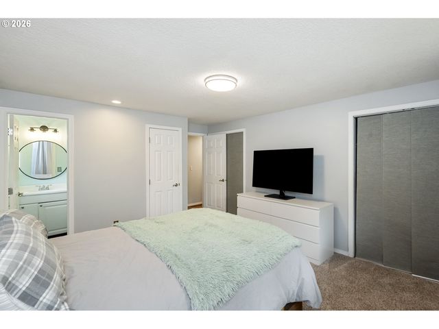 1370 Se EASTWOOD Ct, Milwaukie, OR 97267