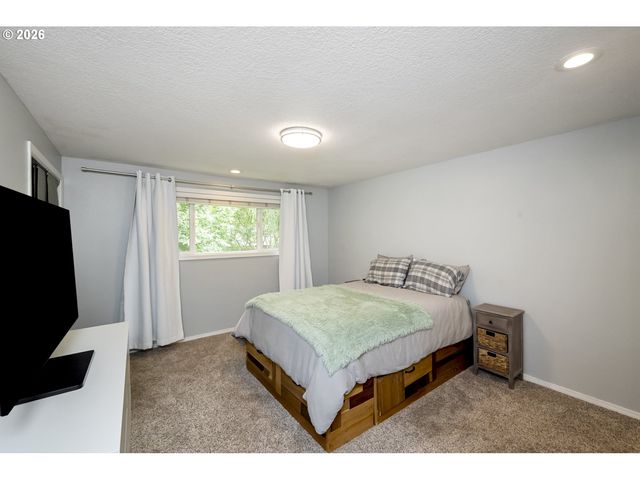 1370 Se EASTWOOD Ct, Milwaukie, OR 97267