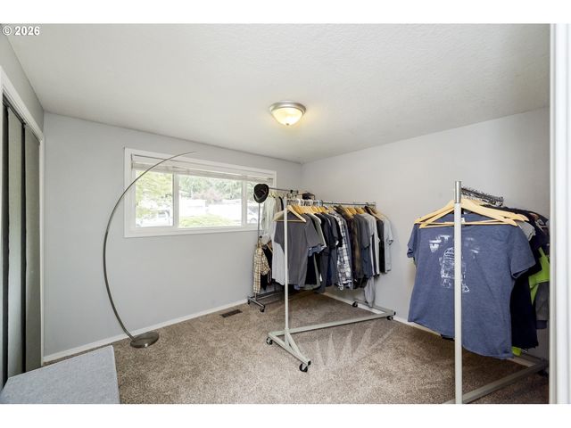 1370 Se EASTWOOD Ct, Milwaukie, OR 97267