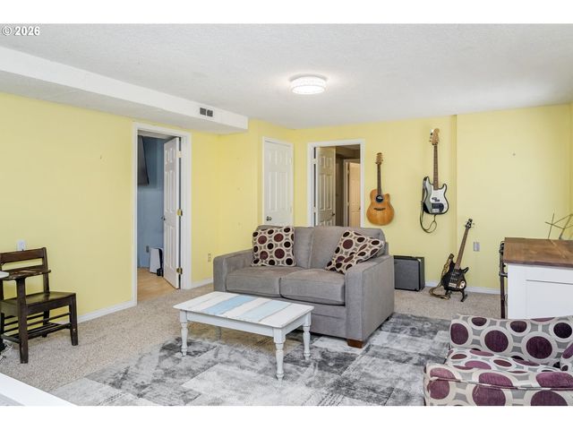1370 Se EASTWOOD Ct, Milwaukie, OR 97267