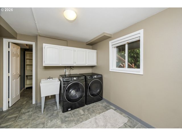 1370 Se EASTWOOD Ct, Milwaukie, OR 97267