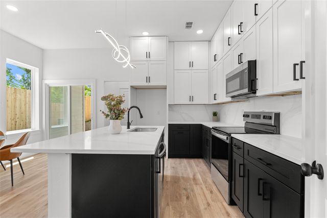 520 Woodbine Avenue, Dallas, TX 75203