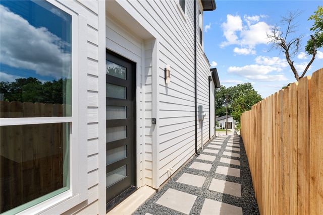 520 Woodbine Avenue, Dallas, TX 75203