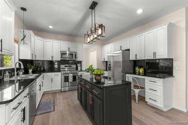 23395 Mission Lane, Farmington, MI 48335