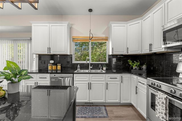 23395 Mission Lane, Farmington, MI 48335