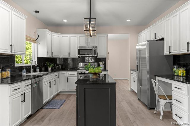 23395 Mission Lane, Farmington, MI 48335
