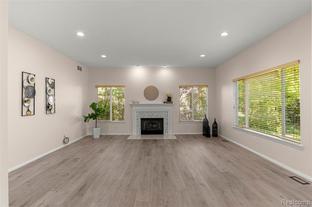 23395 Mission Lane, Farmington, MI 48335