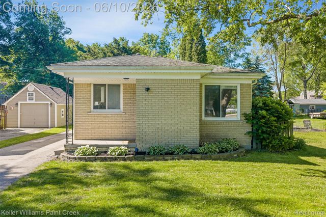 2742 Campers Drive, Highland Charter Township, MI 48356