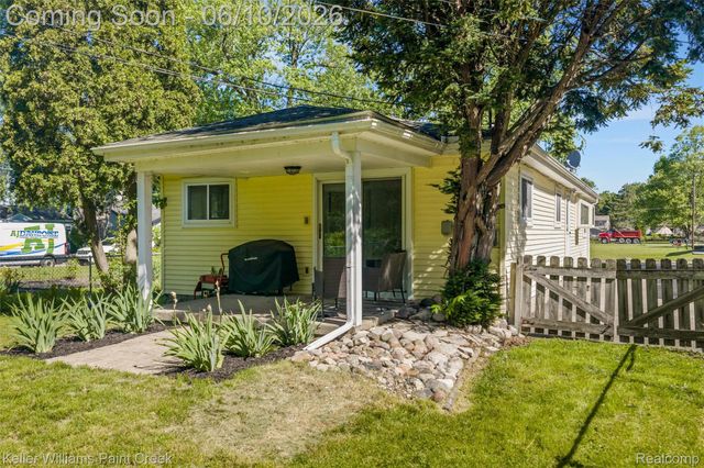 2742 Campers Drive, Highland Charter Township, MI 48356