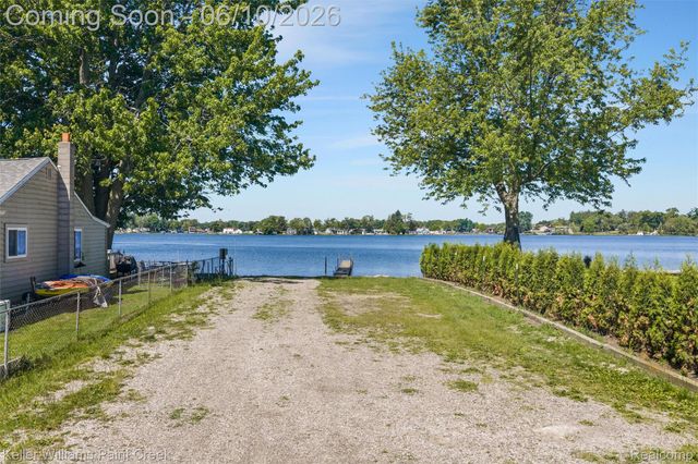 2742 Campers Drive, Highland Charter Township, MI 48356