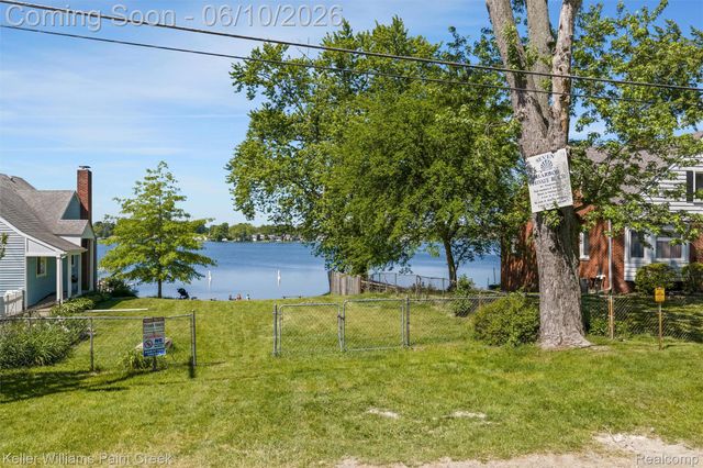 2742 Campers Drive, Highland Charter Township, MI 48356