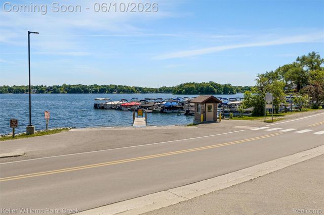 2742 Campers Drive, Highland Charter Township, MI 48356