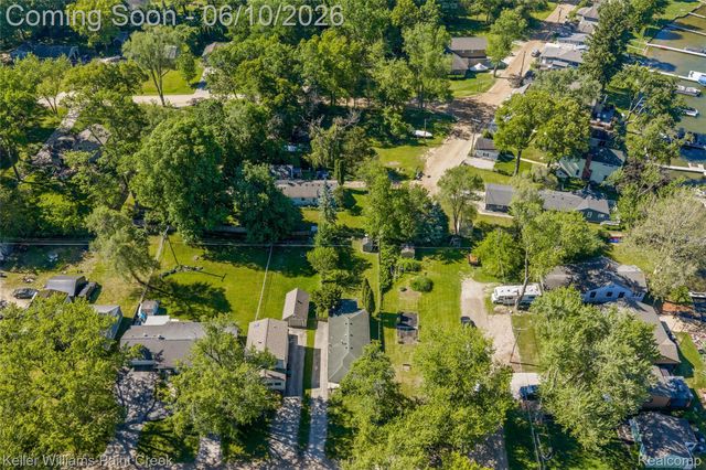 2742 Campers Drive, Highland Charter Township, MI 48356