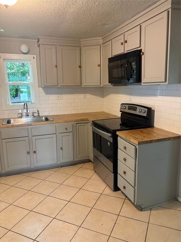 330 E Thompson Street, Jacksboro, TX 76458