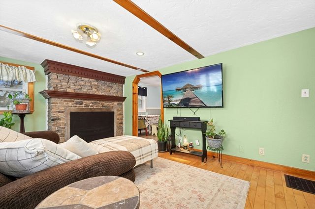 13 Harwood St, Oxford, MA 01540