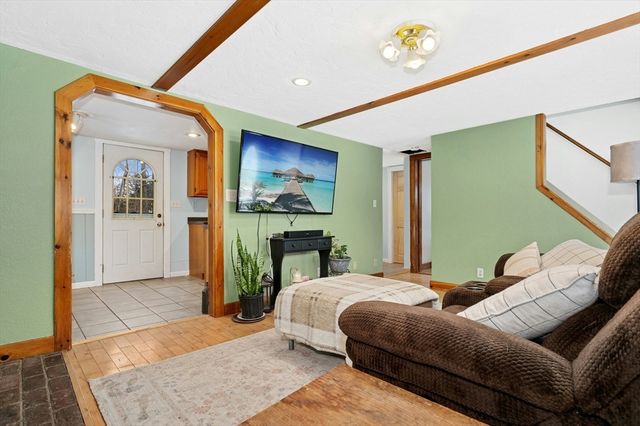 13 Harwood St, Oxford, MA 01540