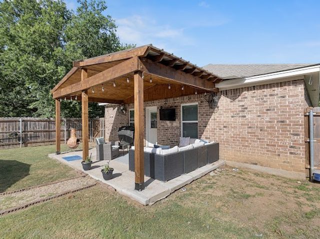 207 N Hubbard Street, Alvord, TX 76225