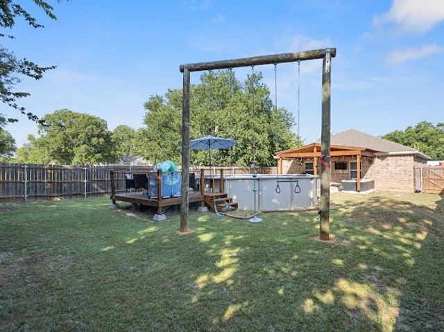 207 N Hubbard Street, Alvord, TX 76225