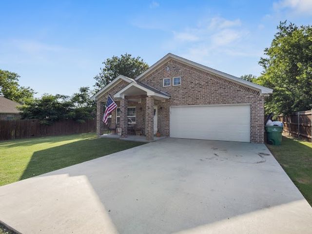 207 N Hubbard Street, Alvord, TX 76225