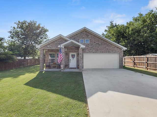 207 N Hubbard Street, Alvord, TX 76225