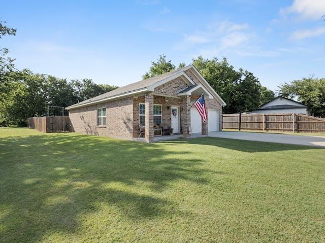 207 N Hubbard Street, Alvord, TX 76225