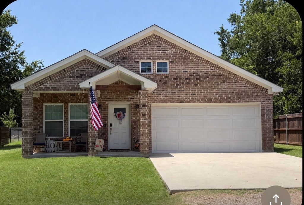 207 N Hubbard Street, Alvord, TX 76225