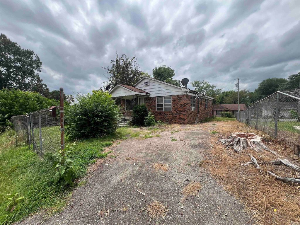 120 Vardon St, Hot Springs Village, AR 71901