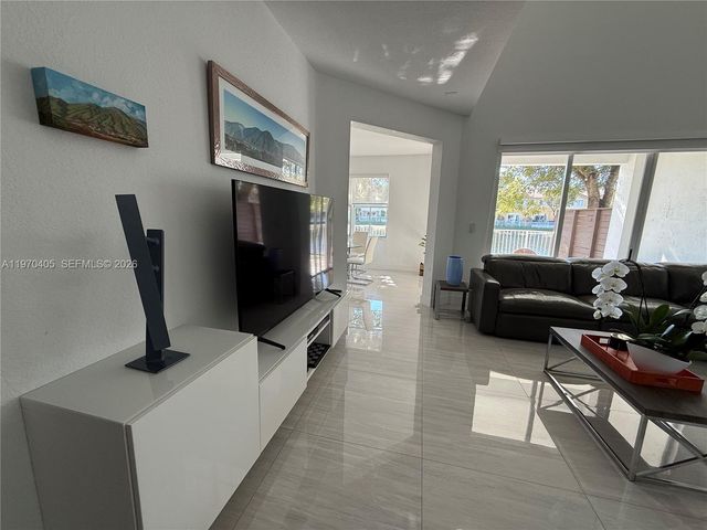 10832 NW 84th St, Doral, FL 33178