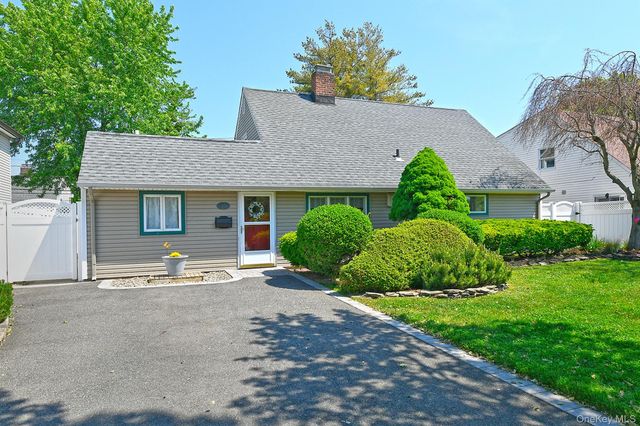 27 Blossom Lane, Levittown, NY 11756