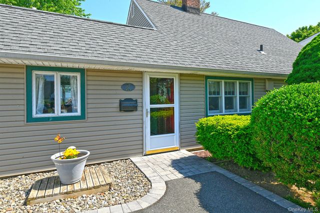 27 Blossom Lane, Levittown, NY 11756