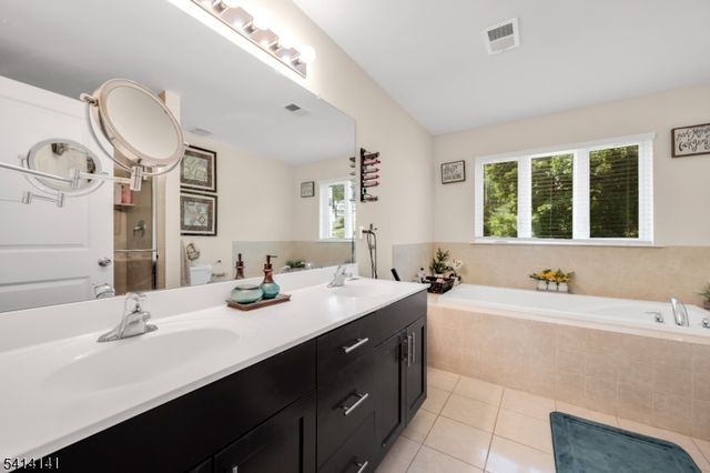 6 Jacob Way, Lopatcong Twp., NJ 08865