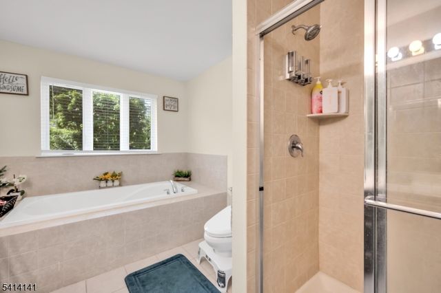 6 Jacob Way, Lopatcong Twp., NJ 08865