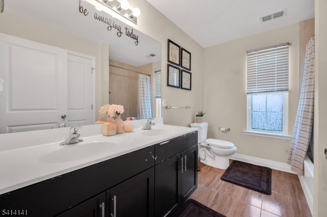 6 Jacob Way, Lopatcong Twp., NJ 08865