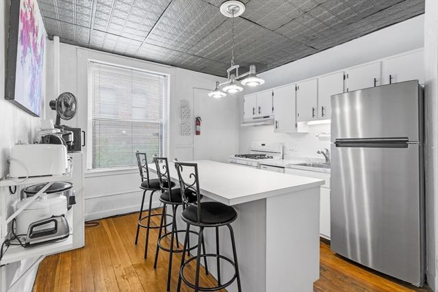 384 Riverway 4, Boston, MA 02115