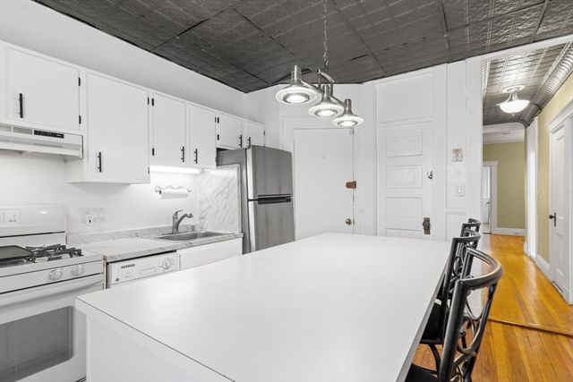 384 Riverway 4, Boston, MA 02115